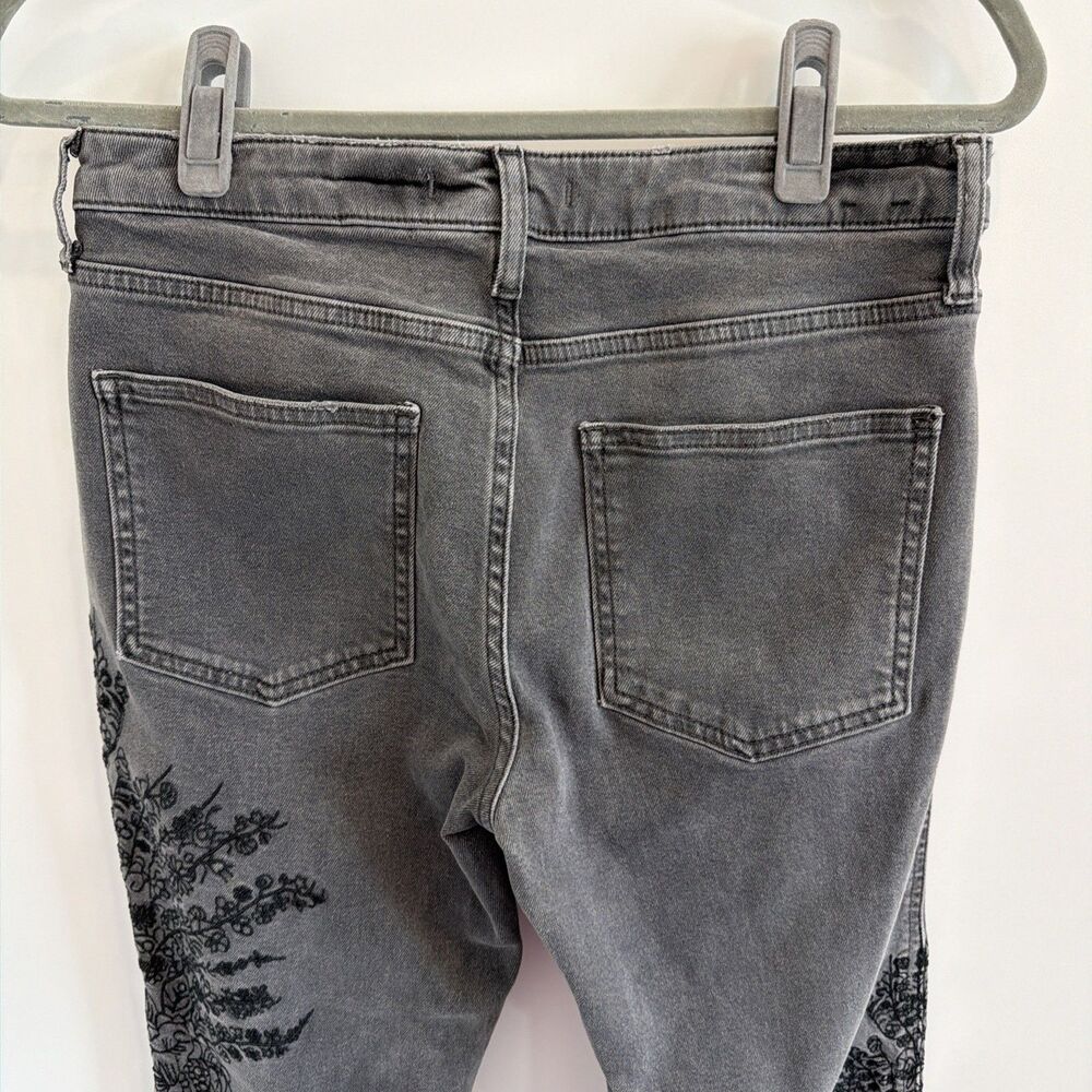 Free People We The Free Sz 27 Jeans Grey Black Embroidered Floral Denim Raw Hem - Picture 10 of 16